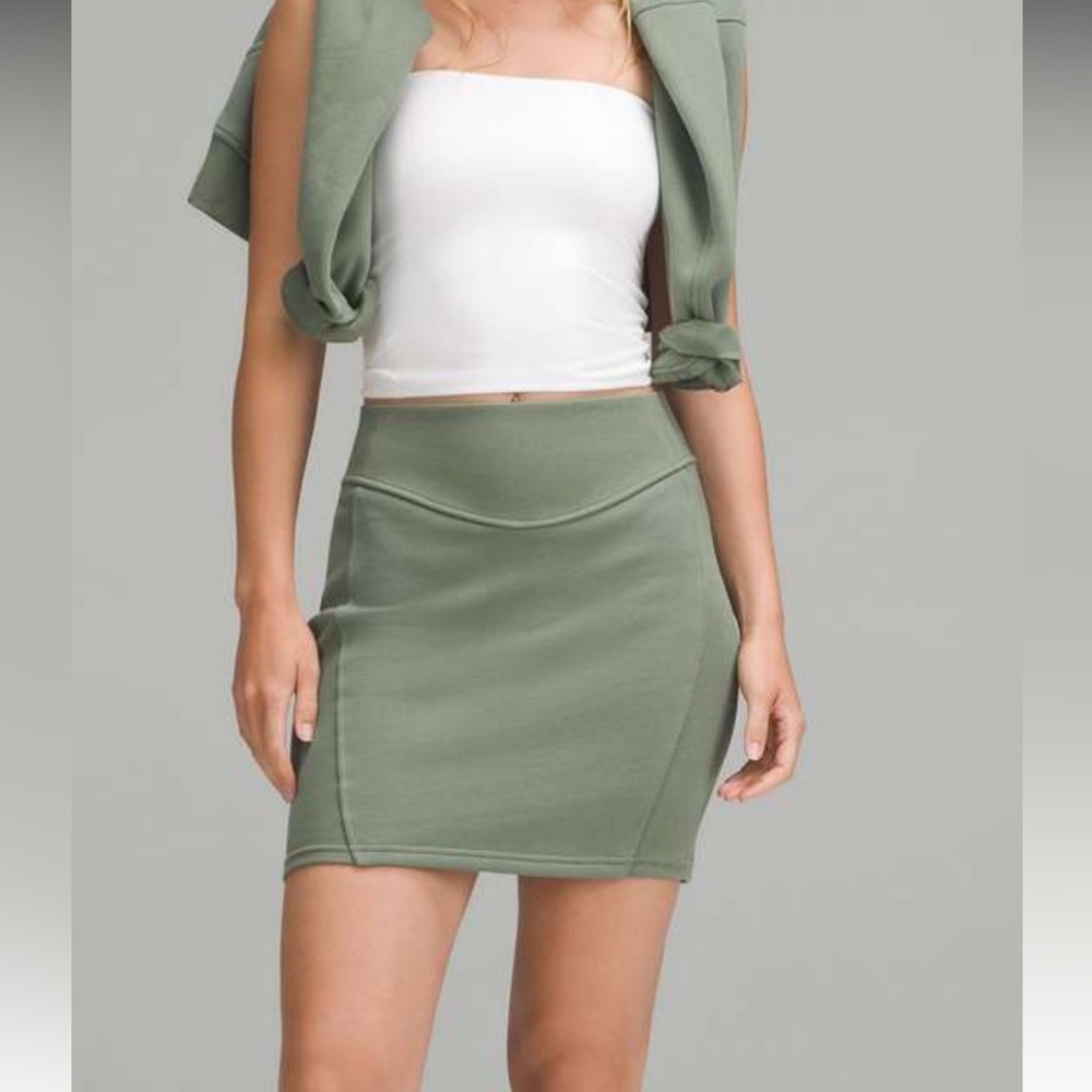 164. 2024 Lululemon Scuba High-Rise Mini Skirt
Grey Eucalyptus